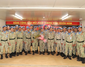 Lễ kết nạp Đảng đặc biệt của những chiến sĩ 'mũ nồi xanh' tại châu Phi