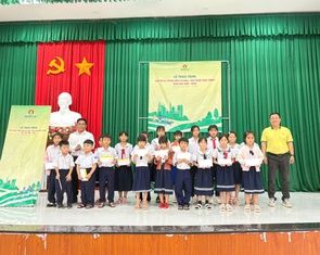 Phân bón Cà Mau trao học bổng năm học mới