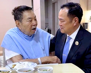 Khoảnh khắc xúc động tân Thủ tướng Thái Lan tới bệnh viện quỳ xuống ôm cha sau khi đắc cử