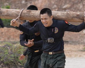 Chiến sĩ quả cảm với màn chào sân 'chấn động tam giới'