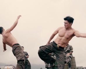 Để cho Quang Steven Nguyễn của Mưa đỏ khoe 'body 6 múi' trên phim, đạo diễn nói gì?
