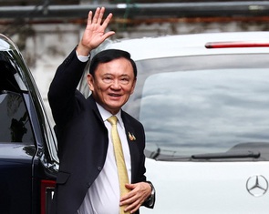 Ông Thaksin đáp xuống Singapore, liệu có kịp về Thái để ra tòa ngày 9-9?