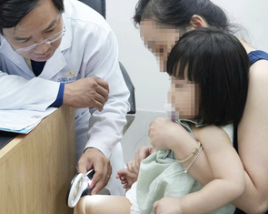 Cẩn trọng mắc viêm da tiếp xúc khi bơi ở hồ bơi công cộng