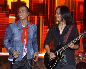 Khi ‘Đất nước trọn niềm vui’, ‘Viết tiếp câu chuyện hòa bình’ hát kiểu rock