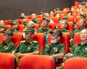 Xúc động 600 cựu chiến binh Vĩnh Thủy được mời xem Mưa đỏ