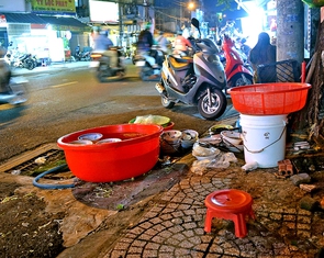 Đũa có mùi mốc, vật dụng còn chất tẩy rửa, cần mạnh tay với hàng quán mất an toàn vệ sinh thực phẩm
