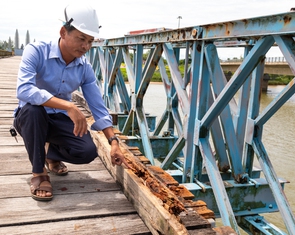 Hạ giải cầu Hiền Lương để tu bổ, sơn mới 2 màu, lát ván gỗ lim Lào