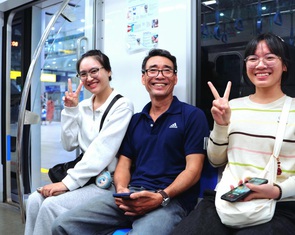 Miễn phí metro, xe buýt ngày đầu năm 2026: Người dân hào hứng trải nghiệm, metro đông nghịt người