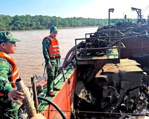 Tạm giữ 3 tàu chở hàng trăm mét khối cát từ biển về đất liền