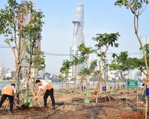 Trồng hàng trăm cây xanh ở công viên bờ sông phía Thủ Thiêm mừng Ngày Cây xanh Việt Nam