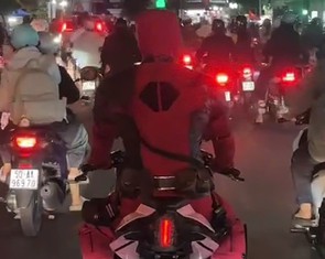 Người hóa trang nhân vật 'Deadpool' chạy phân khối lớn trên đường Lê Lợi vi phạm bị xử phạt