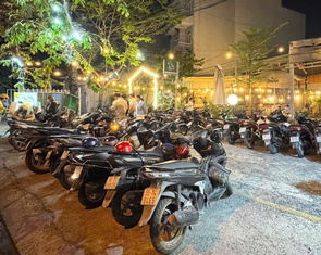 Cảnh sát giao thông An Sương, Hàng Xanh xử phạt hàng quán để xe lấn chiếm vỉa hè, lòng đường