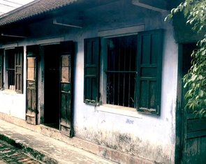 Cối xay đá và bếp lửa hồng trong căn nhà cấp bốn