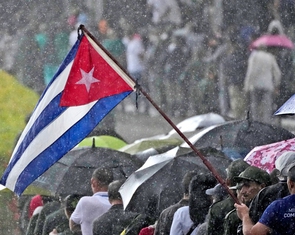 Người dân Cuba đội mưa tiễn biệt 32 binh sĩ tử trận trong chiến dịch Mỹ bắt giữ ông Maduro