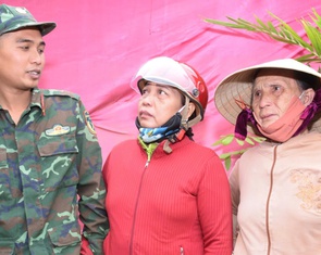 Bộ đội đã tạo thành 'lá chắn thép' vững chãi che chở cho dân trong lũ dữ