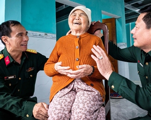 Các chú bộ đội xây nhà quá nhanh!