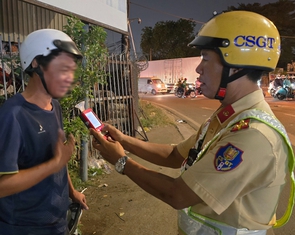 Chưa đầy một giờ, phạt 7 người lái xe máy vi phạm nồng độ cồn tại cửa ngõ TP.HCM