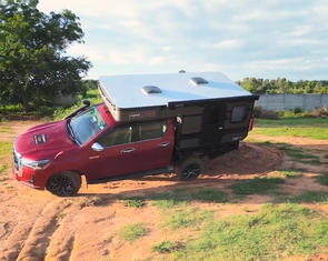 Toyota Hilux hoán cải thành nhà di động, nặng thêm hàng trăm kg vẫn trèo đèo lội suối như thường