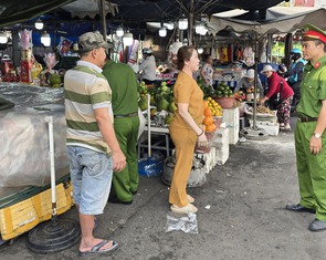 Xử lý vi phạm vỉa hè, lòng đường trước chợ Bà Chiểu, giao thông trở nên thông thoáng