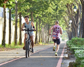 Nô nức đi metro, thích thú đạp xe làn ưu tiên