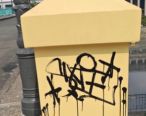 Vừa hoàn thiện chiếu sáng mỹ thuật đẹp lung linh, cầu Mống bị vẽ bậy