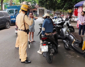 Công an TP.HCM xử lý 'điểm nóng' lấn chiếm vỉa hè trên đường Phạm Văn Bạch, Phan Xích Long