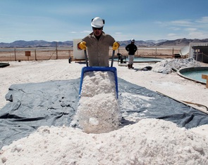 Doanh nghiệp châu Âu kêu gọi ưu tiên sử dụng lithium 'hàng nhà' cho pin xe điện