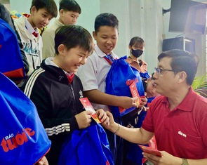 'Tết sẻ chia 2026' của báo Tuổi Trẻ: Mang hương xuân làm ấm áp vùng bị lũ dữ