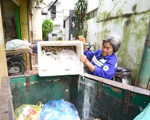 Báo Tuổi Trẻ cùng PRO Việt Nam ‘gửi mùa xuân’ đến người thu gom rác