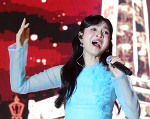 Ngọc Linh, Duyên Quỳnh, Minh Hoàng hát phục vụ người thu gom rác