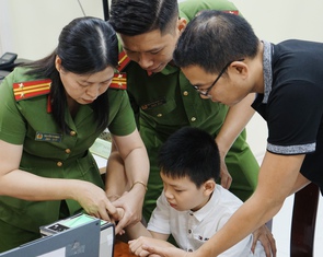 Đưa thiết bị đến tận nhà cấp căn cước cho trẻ khuyết tật