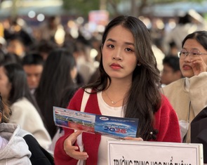Học sinh Đắk Lắk 'thả tim' ban tư vấn, nhờ giúp chọn ngành phù hợp trước mùa tuyển sinh