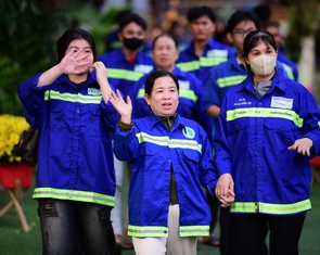 Ấm áp buổi cơm tất niên cùng người thu gom rác dân lập