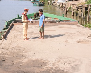 Công an Đồng Tháp tạm giữ 5 phương tiện thủy chở cát không rõ nguồn gốc