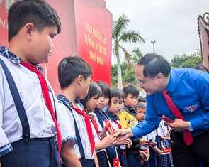 Bao lì xì và quà 'Tết sẻ chia' của Tuổi Trẻ đến với 1.000 học trò vùng bão lũ Gia Lai