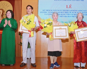 Phó bí thư Thành ủy TP.HCM Văn Thị Bạch Tuyết trao tặng Huy hiệu Đảng tại Đảng bộ phường Tân Sơn Nhì