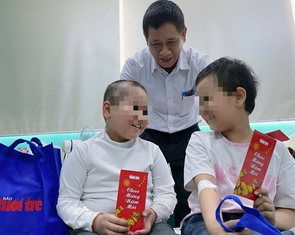 Bà ngoại đơn độc chăm cháu ung thư máu, nhận quà Tết của Tuổi Trẻ rưng nước mắt