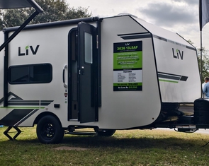 Nhà di động bằng nhựa: Giá ngang Hyundai i10, được khẳng định không sợ mục, dột, nổi trên nước