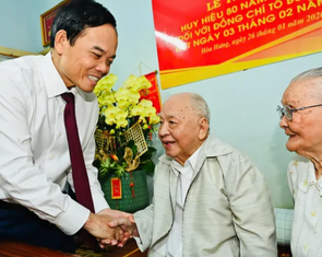 Bí thư Thành ủy TP.HCM Trần Lưu Quang trao Huy hiệu 80 năm tuổi Đảng