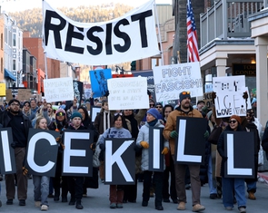 Biểu tình phản đối ICE bùng nổ tại Sundance sau vụ bắn chết y tá Alex Pretti