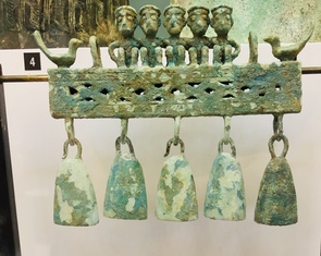 Chiếc khánh đồng 'độc nhất vô nhị' từ mộ táng Đông Sơn