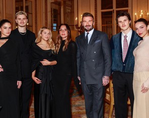 Victoria Beckham nhận Huân chương Văn học Nghệ thuật Pháp, con trai Brooklyn vẫn không có mặt
