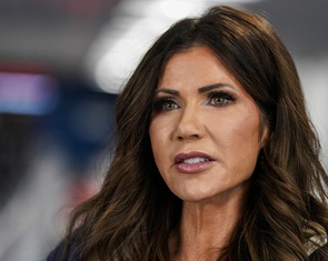 Đảng Dân chủ đòi cách chức Bộ trưởng An ninh nội địa, ông Trump kiên quyết bảo vệ