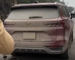 Xe đi trời mưa làm bùn đất che kín biển số, tài xế có bị xử phạt?