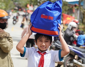 Báo Tuổi Trẻ mang 500 phần quà 'Tết sẻ chia' đến với học trò miền núi Đà Nẵng