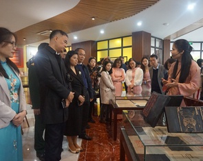 Cơ hội quý xem mộc bản khắc việc vua Gia Long cho đổi quốc hiệu thành Việt Nam