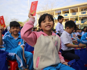 Quà Tết báo Tuổi Trẻ đến với học sinh vùng lũ: 'Mình sẽ đưa cho mẹ mua quần áo Tết'