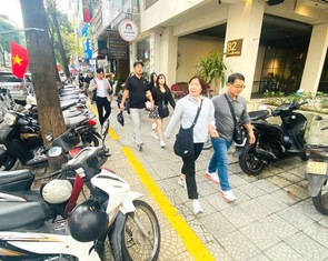 Cấp phép kinh doanh mặt tiền đường yêu cầu phải có chỗ để xe cho khách, không lấn chiếm vỉa hè?