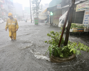 Từ Hàng Xanh đến quốc lộ 13: Vì sao nhiều tuyến đường cứ mưa là ngập?