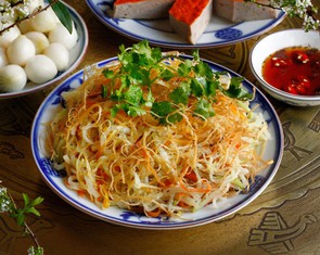 Món cổ truyền Tết Bát Tràng: Su hào xào mực với công đoạn xé mực kỳ công